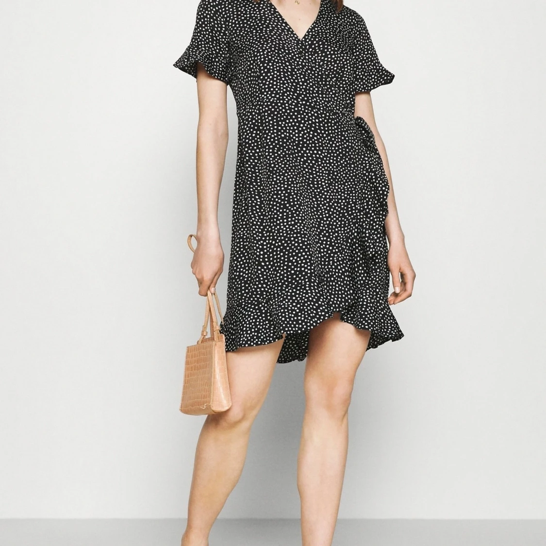 Svart vit prickig omlottklänning 