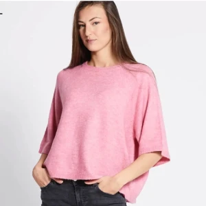 Oversized rosa stickad tröja - Säljer en oversized stickad tröja i ljusrosa. Tröjan har en lös passform, rund halsringning och halvlånga ärmar. Perfekt för dig som gillar en chill och avslappnad stil. Skriv för egna bilder!!