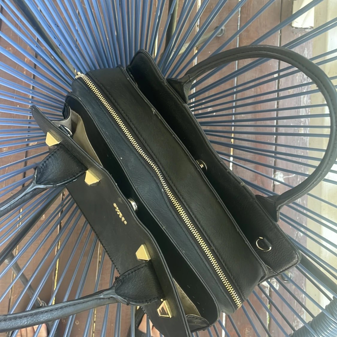 Svart handväska från Guess i skinn - 4