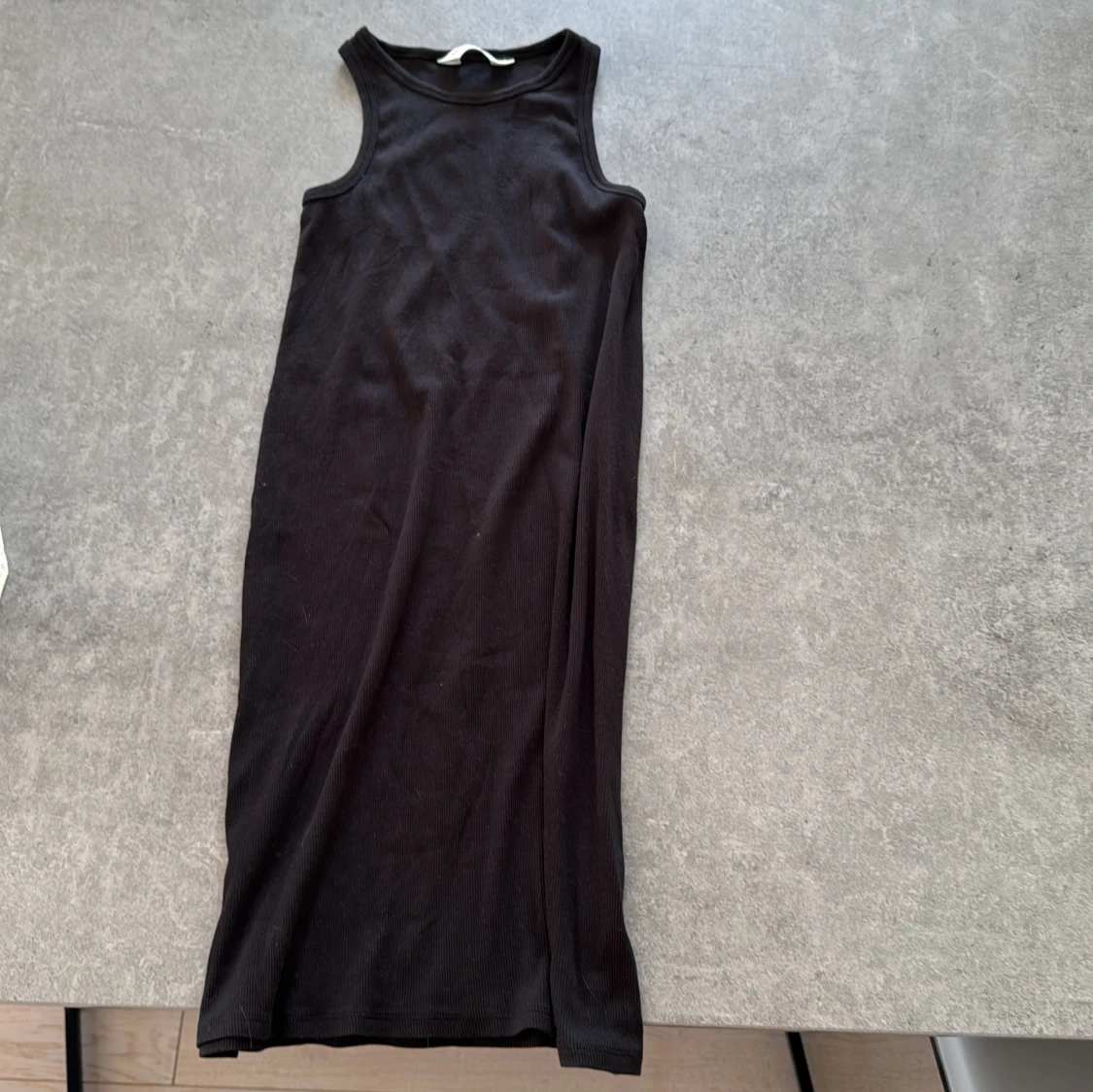 Svart ribbad klänning från H&M