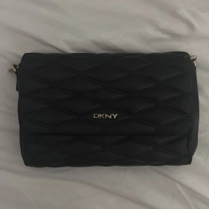 DKNY väska  - Super fin använd DKNY väska 