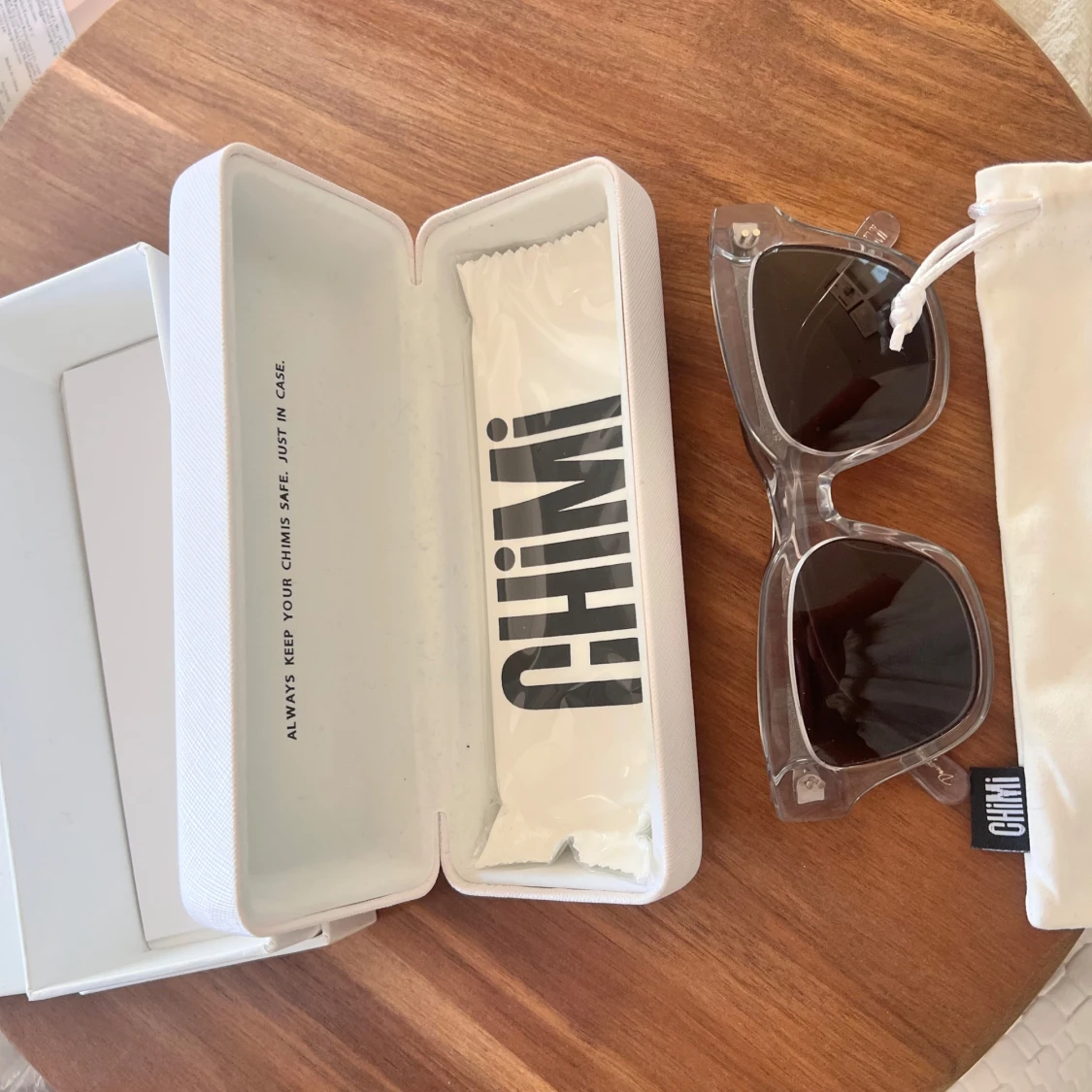 Vit glasögonbox från CHIMI - 4