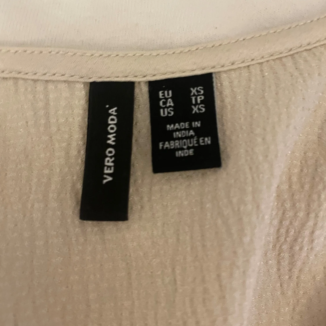 Krämvit blus med v-ringning Vero Moda - 2