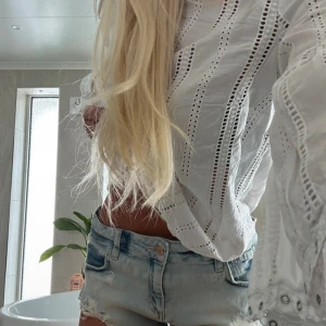 Lågmidjade shorts - Super snygga korta lågmidjade jeans shorts! Helt perfekt till sommarn och stylas super fint med nån blus eller sommar topp! Säljer pga att de var för små (lånade bilder)