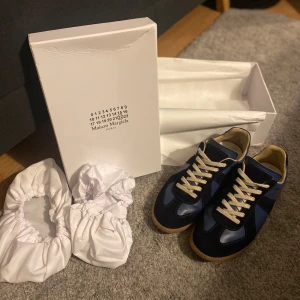 MMGATS | Strl 43 | Blå - Riktigt snygga MMGATS i storlek 43! Tyvärr inte så jätte bra skick, ganska smutsiga men mockan är i fint skick! Använt skorna i kanske 2 månader nu och dom har hållt ihop bra! 