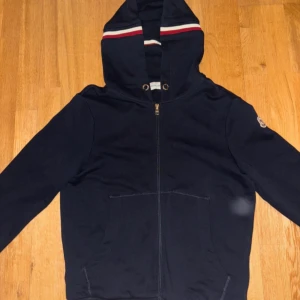 Moncler Cardigan - Har ingen användning av tröjan endast använd 2 gånger