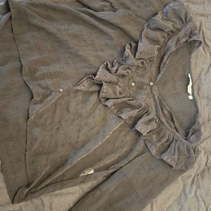 Svart genomskinlig blus från ONLY - Storlek S. Ner vid handlederna är blusen tightare vilket gör att armarna upplevs puffiga. Super söt, Inga defekter, använd endast få tal gånger. 