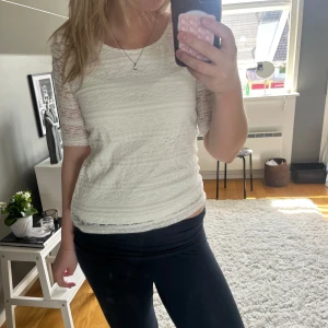 Vit spetstopp  - Supersöt vit blus i spets med halvärm och rund halsringning. Perfekt att styla med jeans eller kjol för en fräsch look. Hör av dig vid frågor🔥