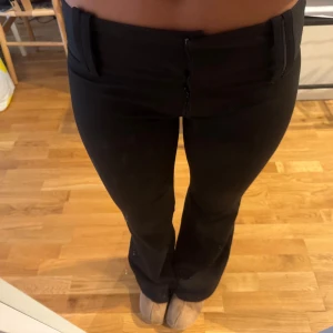 perfekta lågmidjade kostymbyxor  - Dessa är sååå snygga!!! bootcut, galet lågmidjade kostymbyxor🙌älskar att det är brett där uppe! midjemått är 40 rakt över och innerbenslängden 82, då har jag sytt upp dem för att dem va för långa så går att spretta om man vill ha längre🫶🏾skriv om ni har frågor🍒