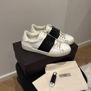 Valentino open - Valentino open skor. Färg svart. Storlek 42 passar 43. Medföljer box dustbags och nya extra snörren. Skick 8/10, skulle säga 9/10 efter snörrena har byts ut.