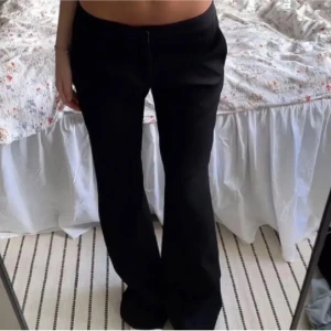 bikbok kostymbyxor - Säljer ett par sjukt fina lowwaist bootcut kostymbyxor ifrån bikbok💝 mycket omtyckta och perfekta till hösten😍 använda 1 gång🤗strl 36=S