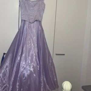 Rippimekko - Ihana laventelin värinen kerran käytetty rippimekko. Mekossa on kolme kerrosta, alimmaisena verkkokangas, välimekko ja päällimöisenä kiiltävä pintainen mekko. Olkaimet ovat muunneltavissa, eli pystyy levittää leveämmiksi halutessaan. Takana pujoteltava nauha ja vetoketju. Ei löydy kokoa, mutta ollut kokoa 32-36 käyttävällä ja noin 167cm pitkällä. Eläintalous MMM, lisätietoja saa kysymällä Katsothan myös muut ilmoitukseni Mikäli hinta ei miellytä tarjoa rohkeasti 