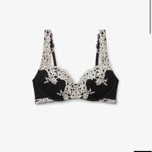 Svart blommig spets-bh från Intimissimi - Superfin svart push-up bh från Intimissimi med vacker blommig spets i beige över kuporna och axelbanden. Bh:n har en elegant och romantisk look med detaljerad brodyr och ger extra lyft. Perfekt för dig som vill ha något både snyggt och bekvämt. Den är använd en del från nått år sen, men slutade använda då push-up inte är min grej. Jag har klippt av lappen alltså står det ej vilken storlek det är, men jag minns att jag köpte den i 70B!