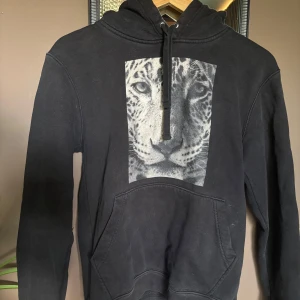 Cool elephant hoddie  - Säljer min Cool elephant hoddie för att den har tyvärr blivit förliten. Den är använd några gånger men är ändå i bra skick . Är i storlek S och säljer den för 200kr+frakt . 