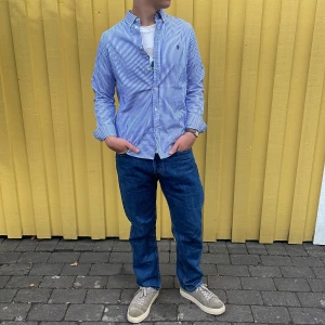 Ralph lauren skjorta - Säljer just nu en randig Ralph lauren skjorta i storleken 18/20 vilket motsvarar S. Skjortan är i nyskick aldrig använd. Modellen på bilden är 180cm. Meddela mig vid frågor eller funderingar nypris 1799kr mitt pris 549kr.