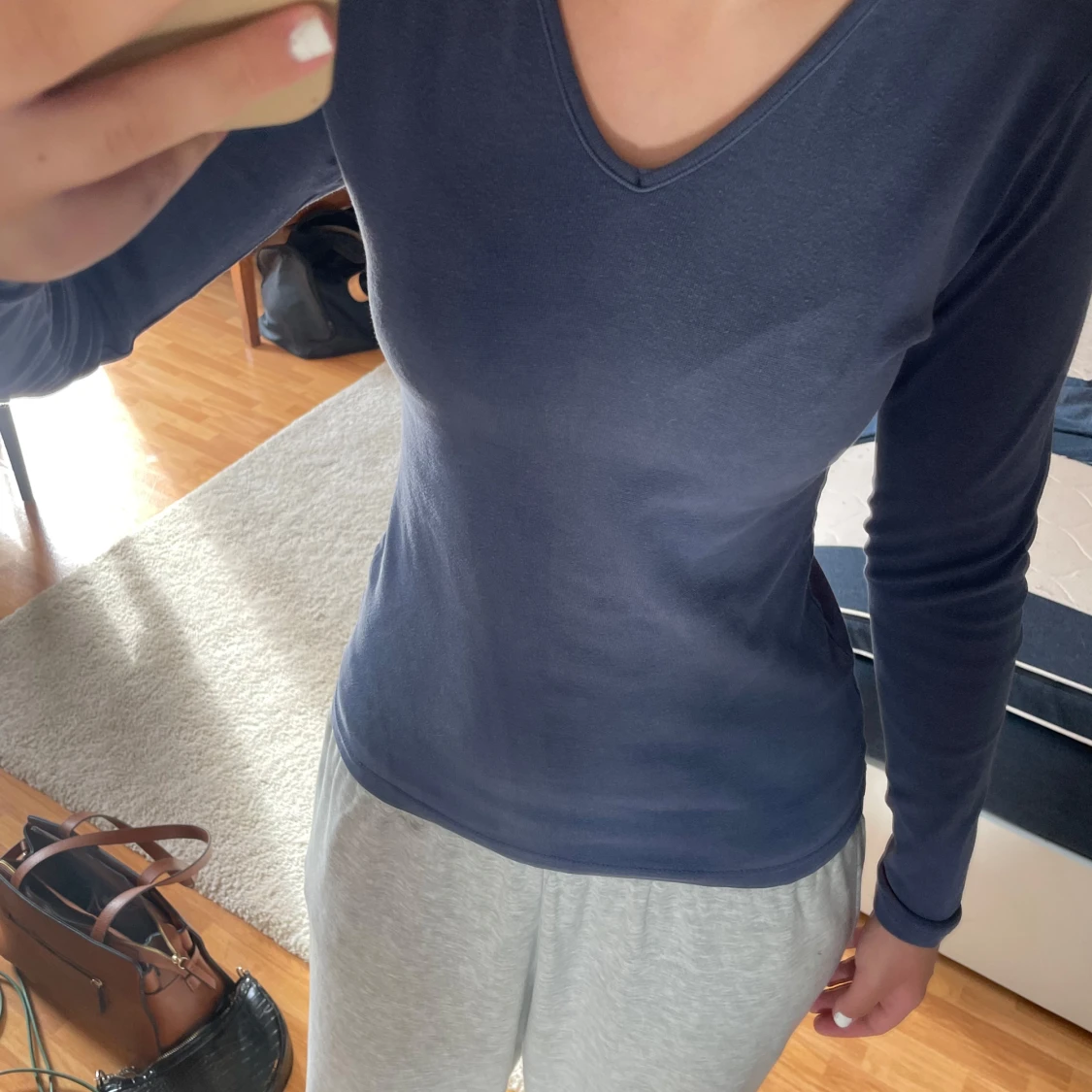 Mörkblå långärmad v-ringad tröja - 1