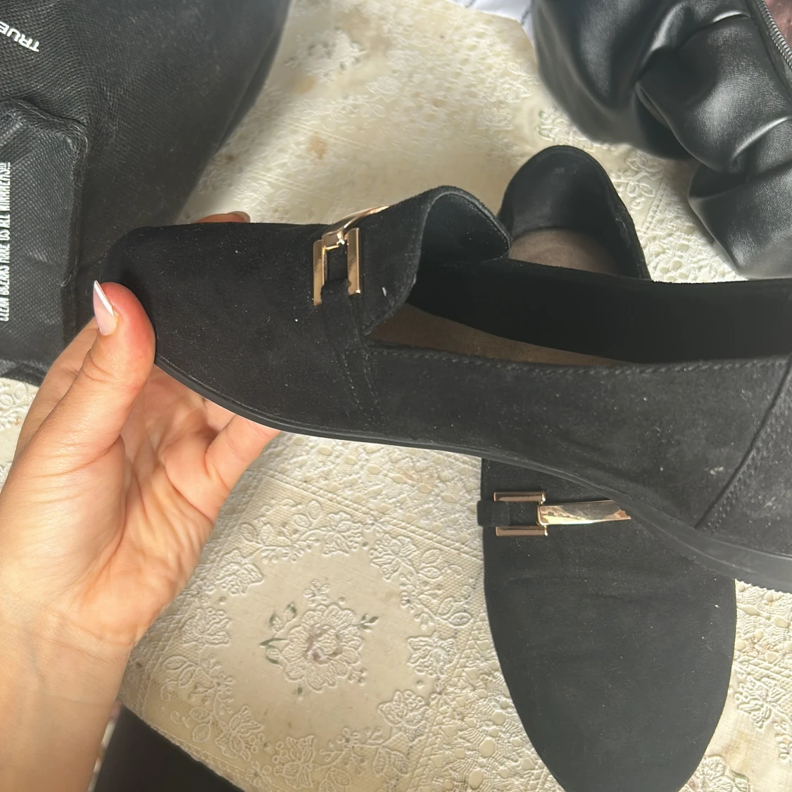 Svarta mockaloafers med gulddetalj - 1