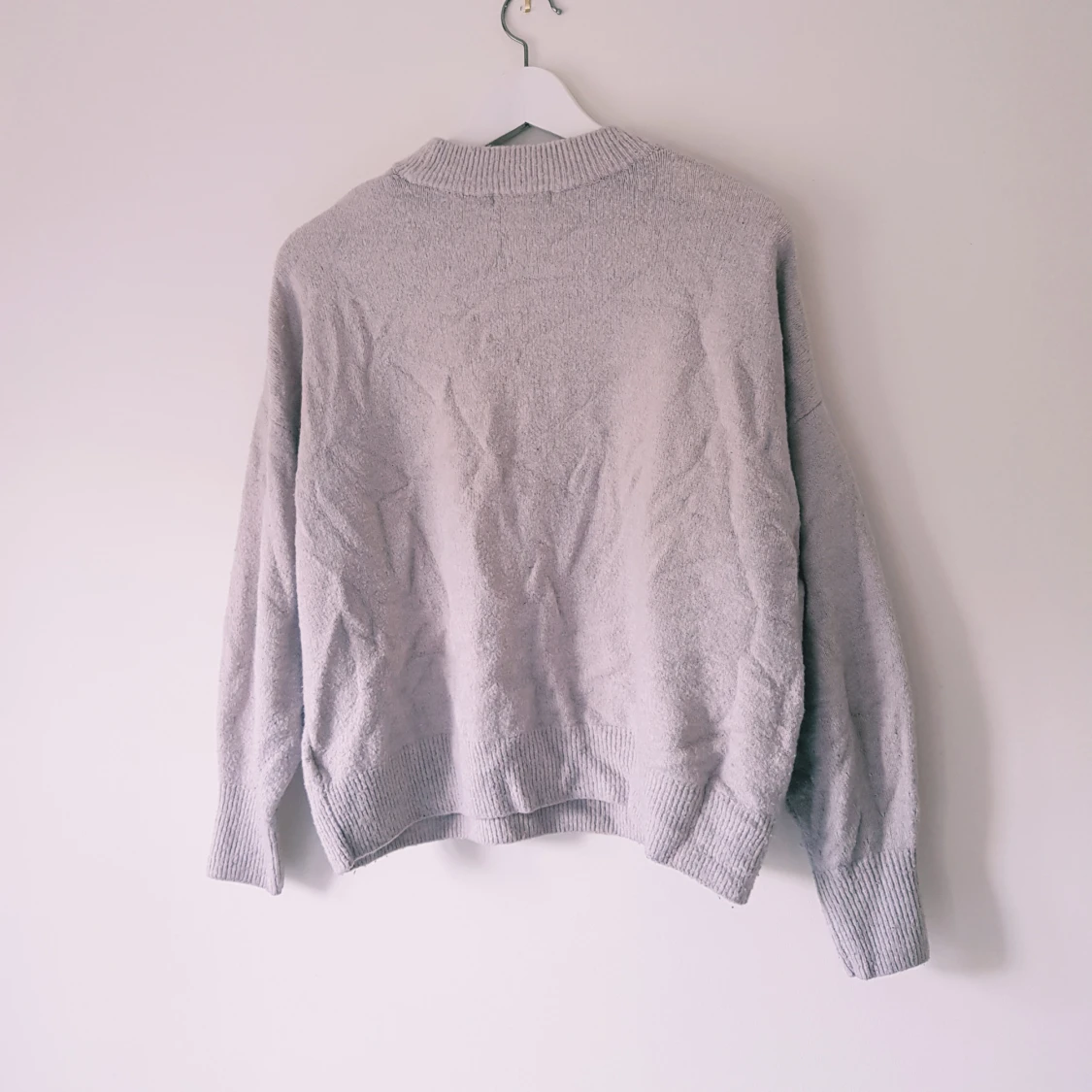 Ljusgrå stickad tröja med pärlor H&M strl M - 1