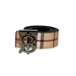 Burberry Bälte - Helt nytt aldrig använt. Storlek 110cm. Kan frakta eller mötas i Stockholm. Postar inom 24 timmar Extra: Bältet är vändbart och går att bäras år båda hållen.