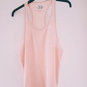 Ljusrosa linnetopp från 157 strl M - Säljer en ljusrosa linnetopp från 157 med klassisk racerback och rund halsringning. Toppen är ärmlös och har en enkel, stilren design i mjuk bomull som passar perfekt till sommaren eller träning.  Helt skick dock nopprig