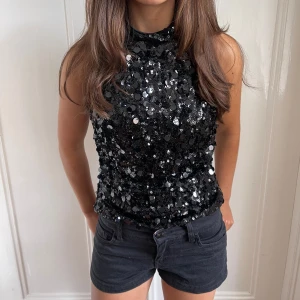 Svart paljettopp med halterneck - Jättefin halterneck paljett glitter topp, aldrig använd. 150 vid snabb affär