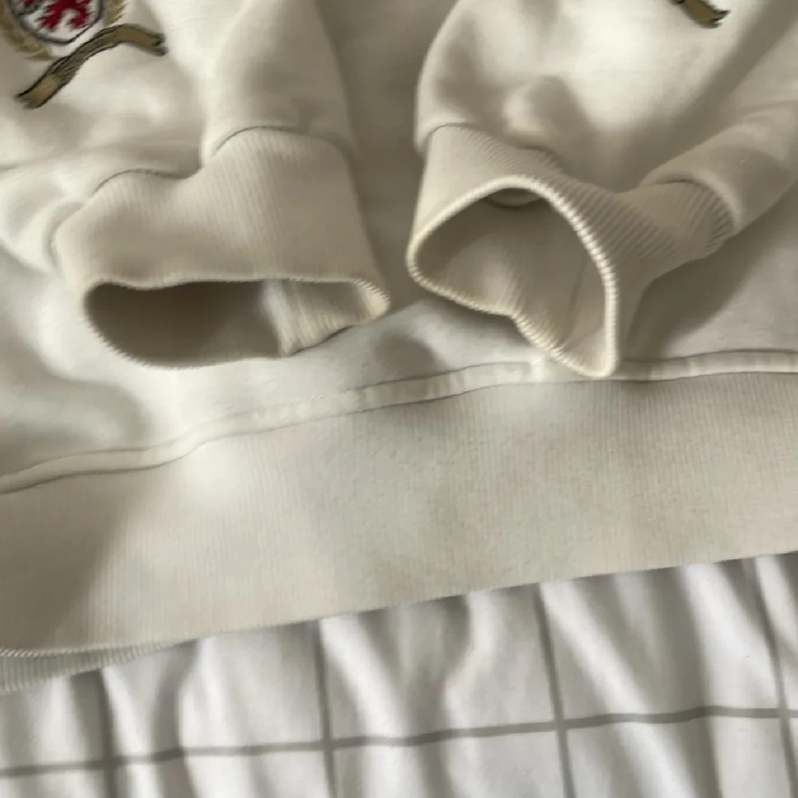 Vit hoodie Tommy Jeans med brodyr - 3