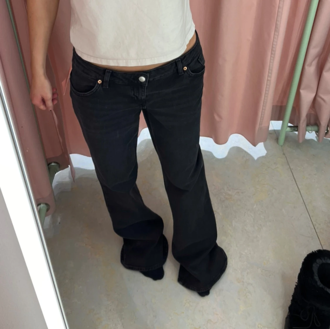 Svarta bootcut jeans låg midja