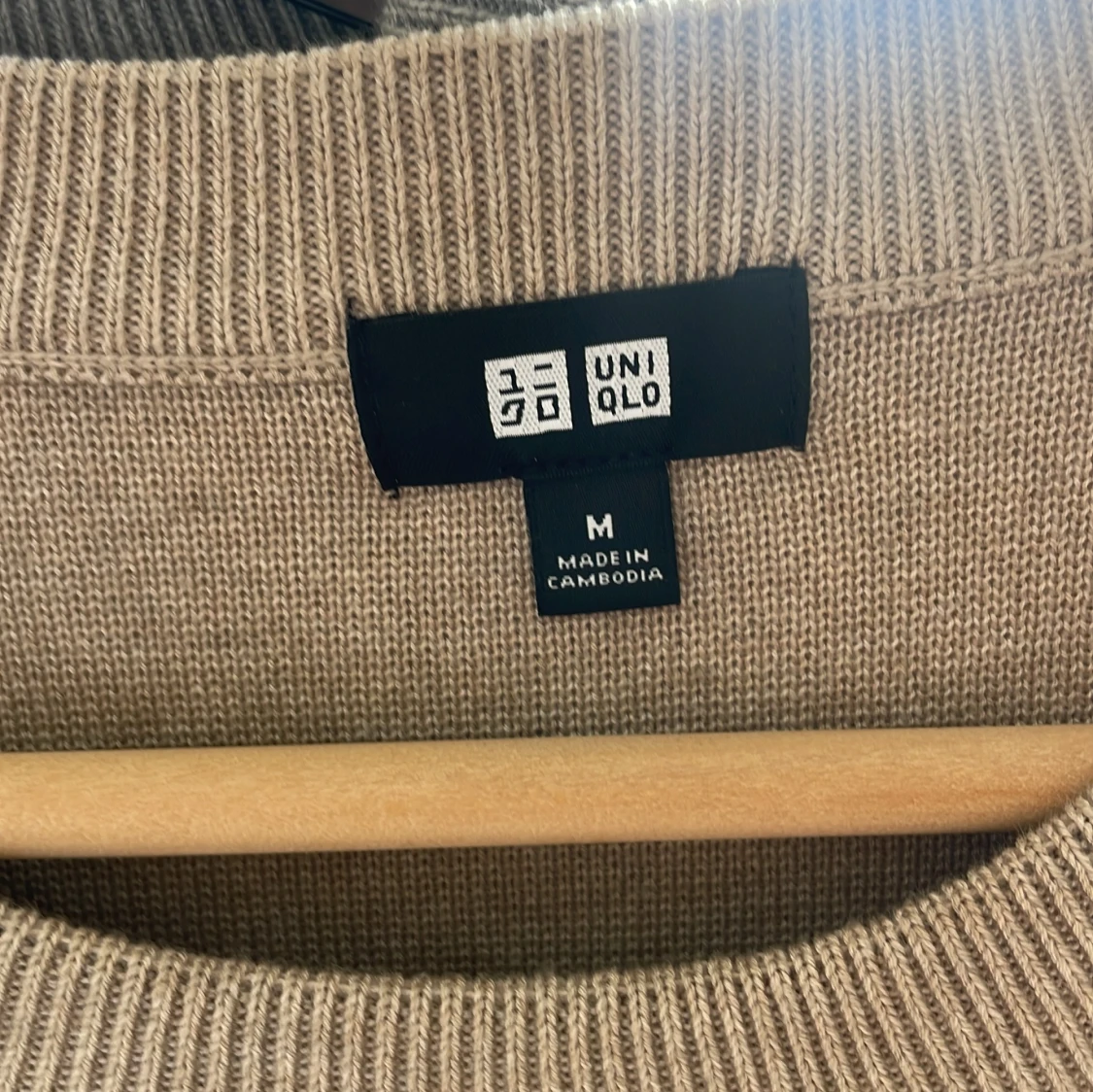 Beige och grå stickad tröja ifrån uniqlo 1 för 400 2 för 750 - 1