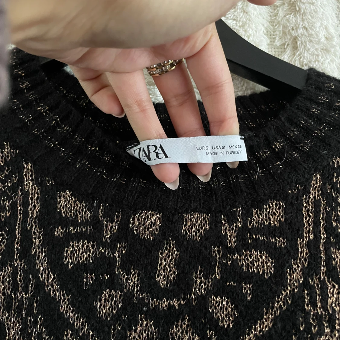 Svart stickad tröja med mönster från Zara - 1