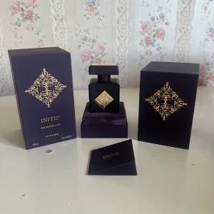 Initio Psychedelic Love Eau de Parfum - Lyxig parfym från Initio, Psychedelic Love, 90ml. Flaskan är matt svart med guldiga detaljer och fyrkantig form. Kommer i elegant lila ask med guldfärgat mönster. Perfekt för dig som gillar exklusiva och unika dofter.