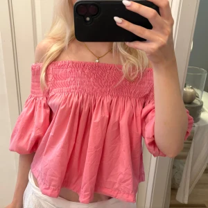 Rosa offshoulder blus med puffärm - Supersöt rosa blus med offshoulder och bred smock upptill. Luftiga puffärmar och lös passform men man kan också spänna in den. Från Zara ❤️