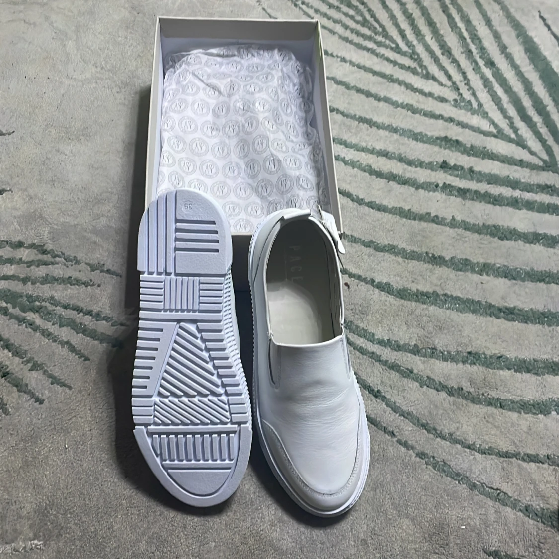 Vita slip-on sneakers från Pace, strl 39 - 1