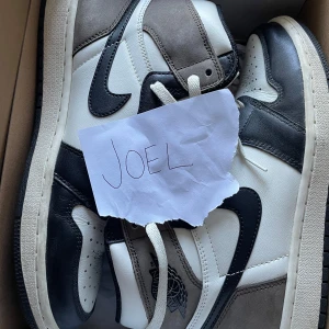 Nike Air Jordan 1 mocha - Jordan 1 mocha  Box + kvitto Size US9.5/43 Cond 8/10 2000kr  Pm 🤝🏻