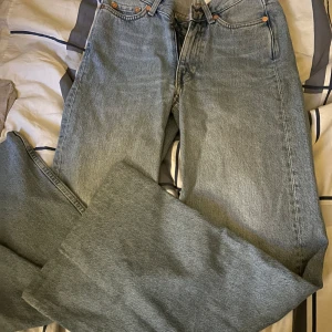 Ljusblå wide jeans från Weekday - Säljer ett par ljusblå jeans från Weekday i storlek 23. Modellen har hög midja och breda ben för en riktigt chill och trendig look. Klassisk femficksdesign och tillverkade i bomull. Perfekta om du gillar loose fit och vill ha en avslappnad vibe.