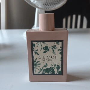 Gucci Bloom Acqua di Fiori parfym - Gucci Bloom Acqua di Fiori parfym 100 ml Den är lite använd. Den doftar jättegott men passar inte mig.