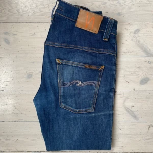 Nudie Thin Finn jeans - Sjukt snygga Nudie jeans i modellen Thin Finn i mycket fint skick 🙌 Har två snygga slitningar och är i storleken 31/34, skriv vid fråga 👍 