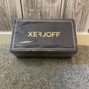 Xerjoff More Than Words EdP 100ml - Lyxig parfym från Xerjoff, More Than Words Eau de Parfum, 100ml. Kommer i en elegant mörkblå box med guldiga detaljer och logga. Förpackningen är rektangulär och exklusiv, perfekt för dig som gillar unika dofter och snygg design.