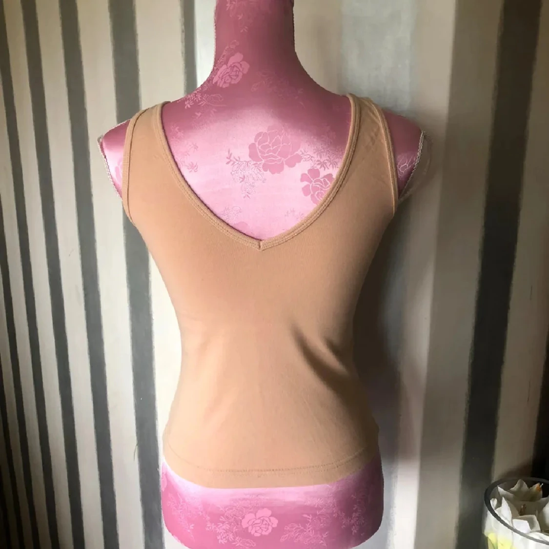 Beige ribbad linnetopp med v-ringning - 2