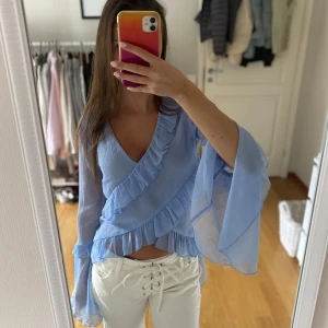 Ljusblå volangblus från BikBok - Jättesöt blus perfekt till sommaren! Använd endast en gång 