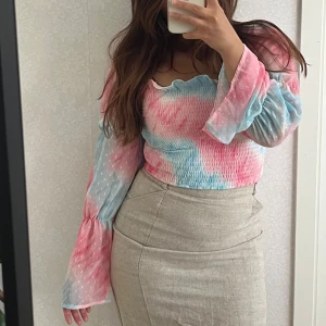 Rosa och blå blus med volangärm - Supersöt blus i pastellrosa och ljusblått med smockad kropp och långa, vida ärmar. 🩵🩷 Endast testad, kom aldrig till användning.