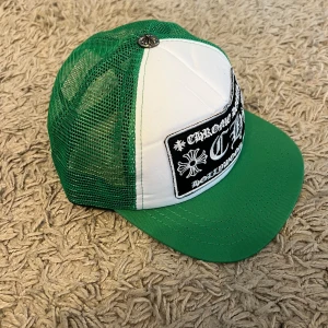 CHROME HEARTS KEPS  - hej, säljer denna chrome hearts keps. kepsen är i nyskick och i väldigt bra kvalite! Hör av dig vid fler frågor!