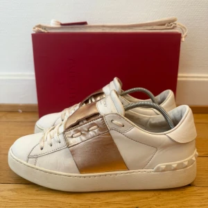 Valentino open sneakers  - Säljer nu dessa fina valentino open skor | Super fint skick | Storlek 39,5 | Kommer med box,dustbag,extra nya snören och valentino kort | Hör gärna av er vid frågor eller funderingar 
