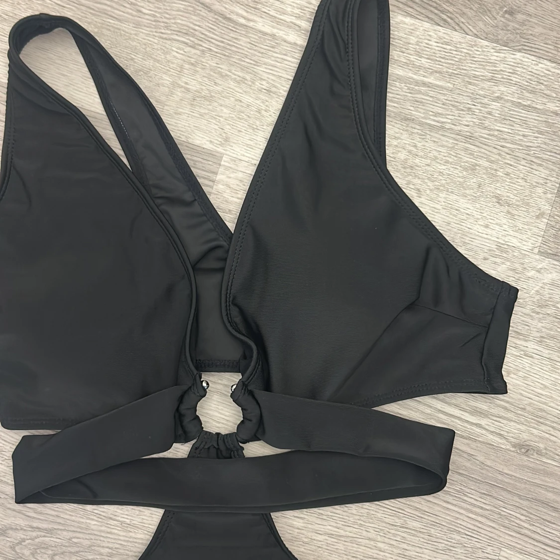 Svart cut out bikini med ringdetalj - 1