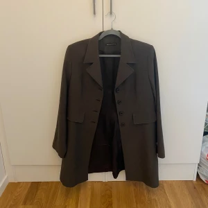 Kappa från Vero Moda - En brun kappa från Vero Moda. Kan mötas upp i Alingsås eller Trollhättan. Kan även skickas men då tillkommer en fraktkostnad.