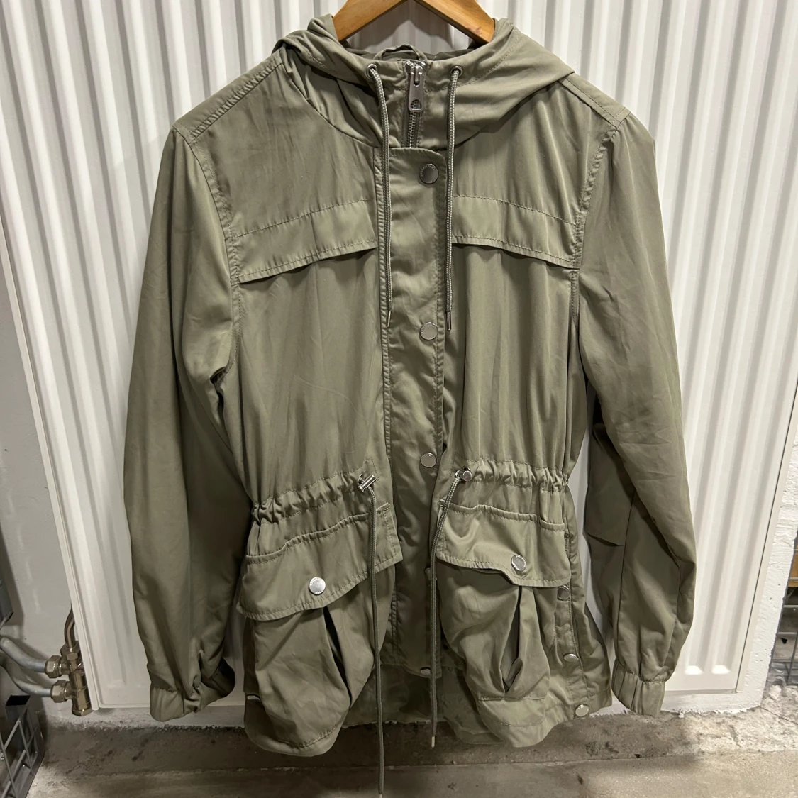 Militärgrön parkajacka med huva och snörning - 2