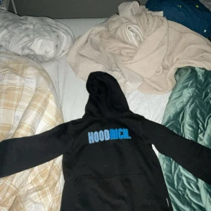 Svart HOODRICH hoodie med blått tryck - Svart hoodrich med blå text inga hål eller samtliga skador den är som ny! 