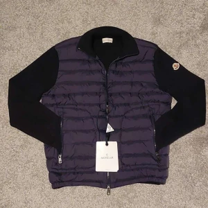 Moncler cardigan - Säljer en marinblå Moncler cardigan || Storlek 1/S || pris kan diskuteras vid snabb affär