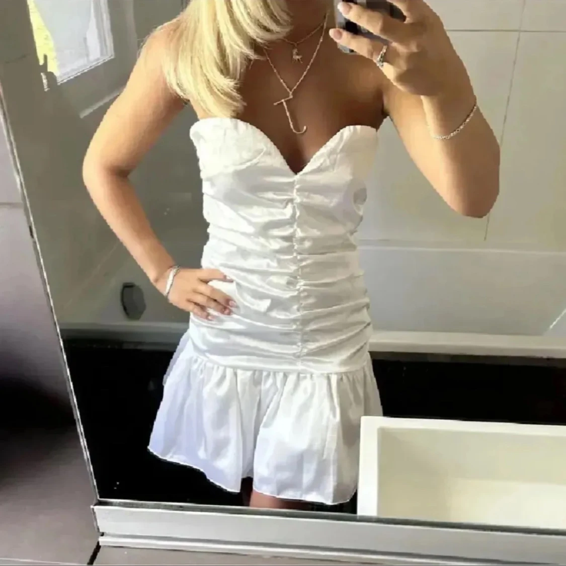 Vit axelbandslös kort klänning - 2