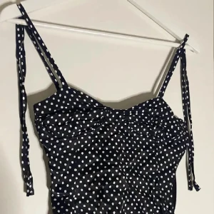 Svart prickig body  - Säljer den populära bodyn från Zara!