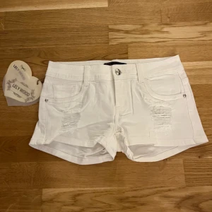 Vita jeansshorts från Lely Wood - Snygga vita lågmidjade jeansshorts från Lely Wood i storlek M/38. Dem är lite små i modellen och skulle säga att de är som xs/s. Slitna detaljer framtill. Lätta att matcha med allt. Säljer då de är för små för mig💗midjemått: 35cm rakt över och Grenen: ca 17/18 cm